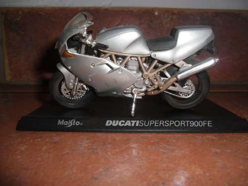 Maisto DUCATI SUPERSPORT 900FE 1:18